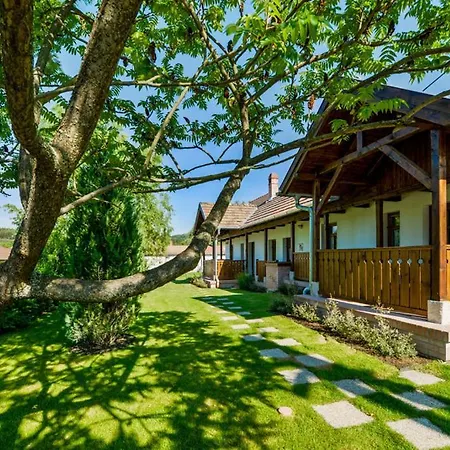 Alsopetenyi Vendeghazak Guest house *