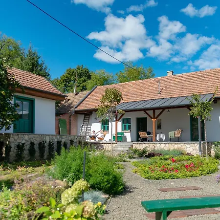 Guest house Alsopetenyi Vendeghazak *